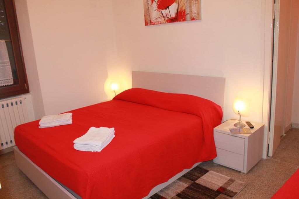 La Loggetta B&B Civita di Bagnoregio, bedroom with red doona