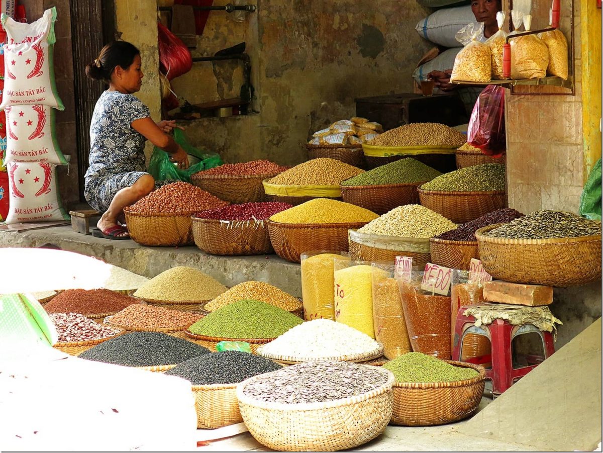 Authentic-things-to-do-in-Hanoi-Markets