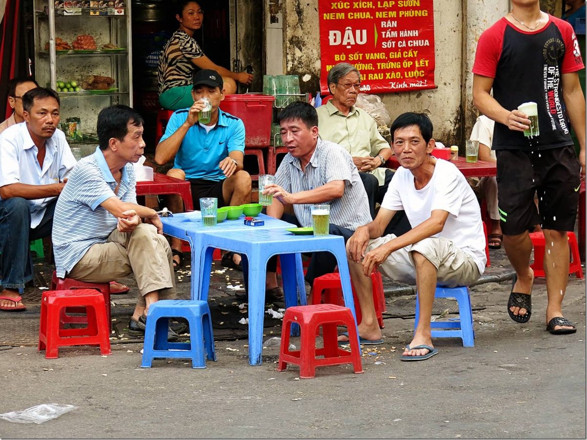 Thing-to-do-in-Hanoi---Locals-drinking-beer