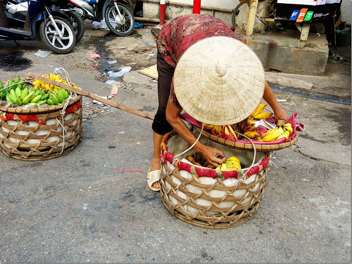 Thing-to-do-in-Hanoi---selling-Fruit