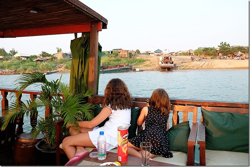 Phnom-Penh-Cruise-Boat-kids