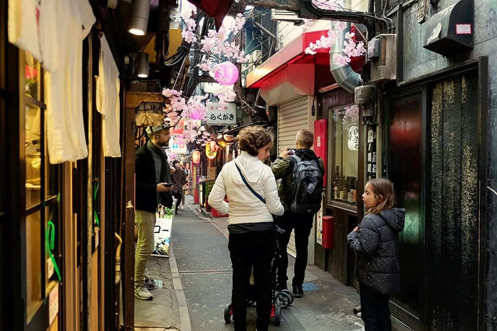 Piss Alley Tokyo, Omoide Yokocho, small alley, family walking 
