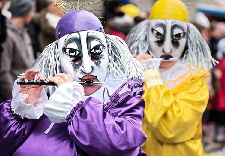 Umzug der Masken bei der Basler Fasnacht