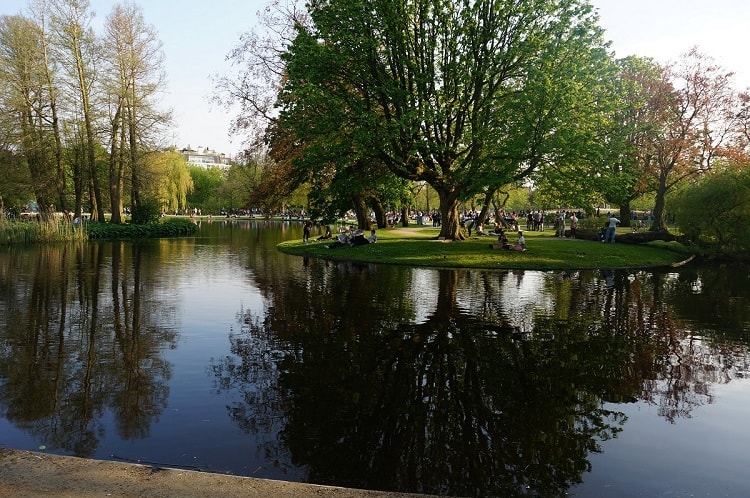 amsterdam park - relaxing at the park