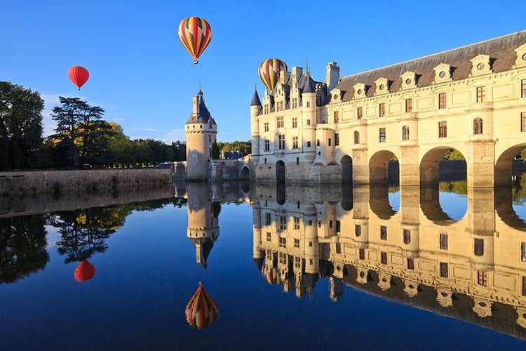 Montgolfières au-dessus de Chenonceau, château de la Loire