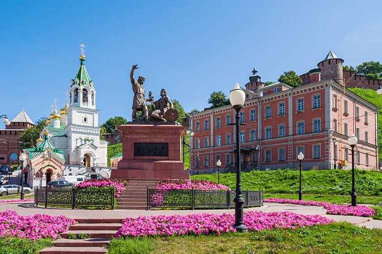 Skoba Square in Nizhny Novgorod. In the foreground - Minin and P