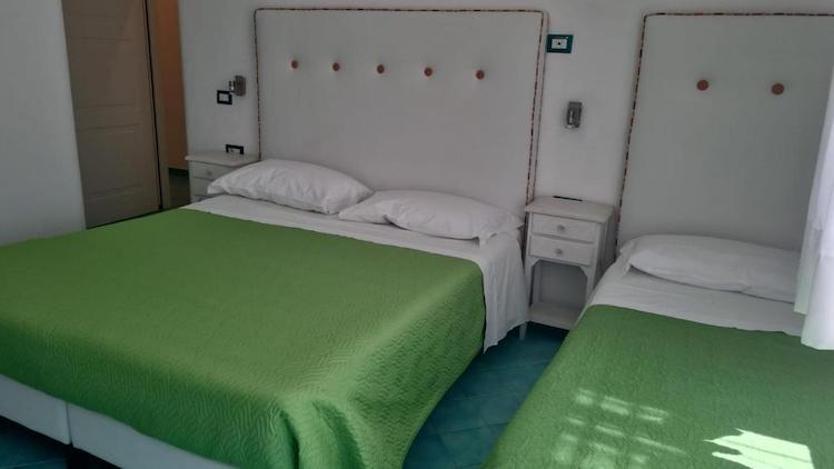 Albergo S. Andrea triple room