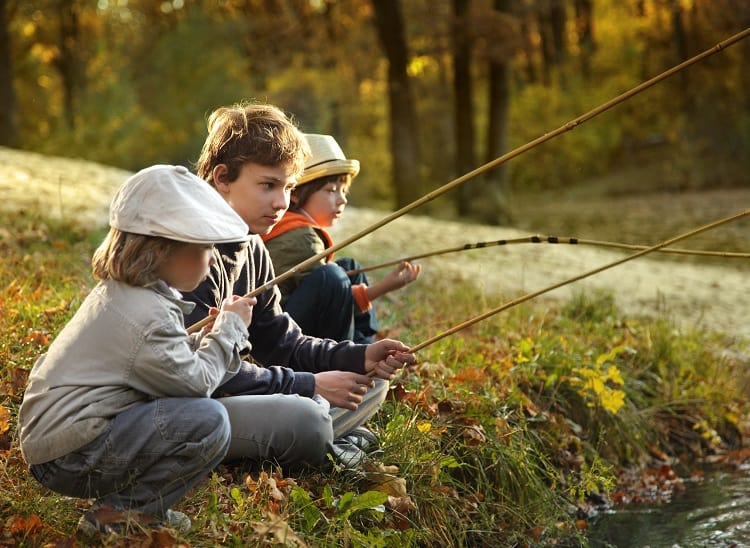 Camping with kids - Fishing time