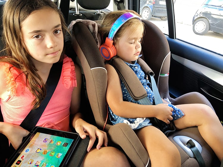 Kids cramped in car for family road trip