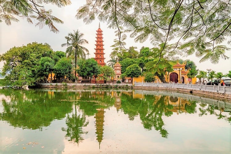 Vietnam in a Week - Check out the Tran Quoc Pagoda 