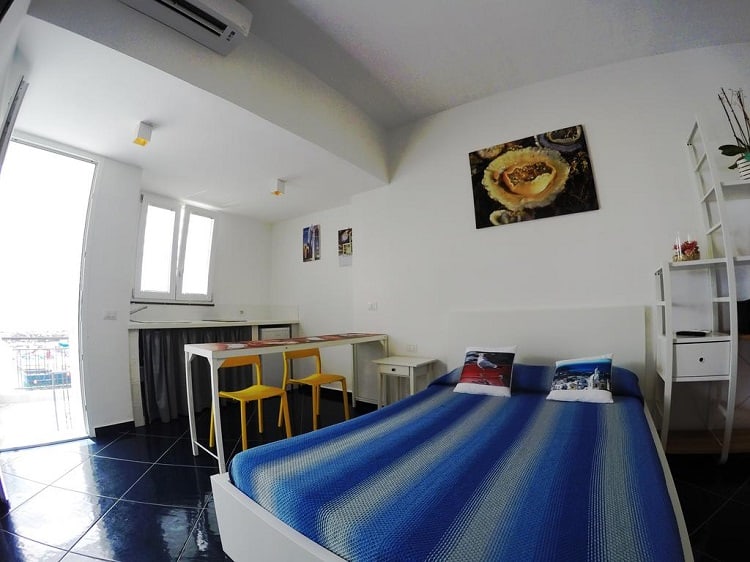 chora-kale in Procida in Italy, bedroom with a bed with blue cover