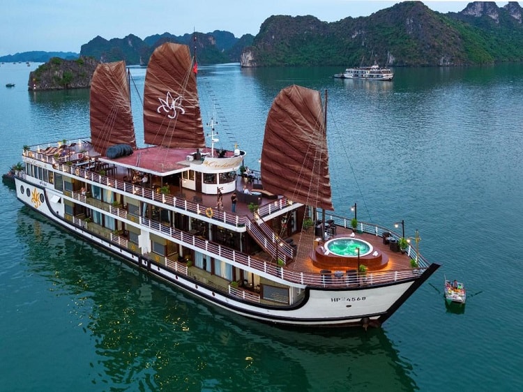 cruise in halong