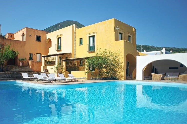Hotel Signum - Hotels in Salina, Italy, villa with large pool in front