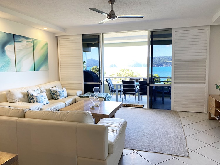 LAGOON 104 HAMILTON ISLAND WHITSUNDAYS REVIEW - Catseye Beach