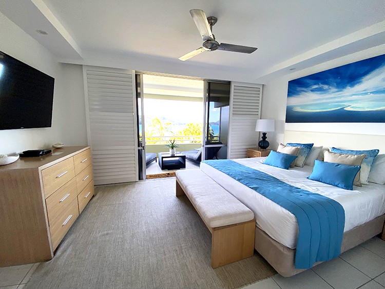 LAGOON 104 HAMILTON ISLAND WHITSUNDAYS REVIEW - Master Bedroom