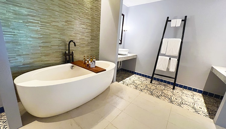 The Village Coconut Island Resort Restaurant - Bathroom in the villa - bath tub and sink