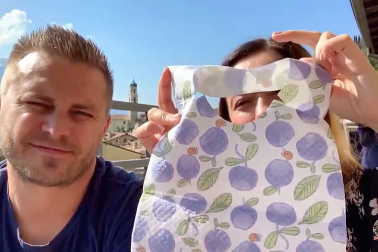 Disposable bibs in italy for babies