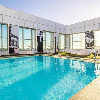 HF Ipanema Park has an outdoor and indoor pool in porto