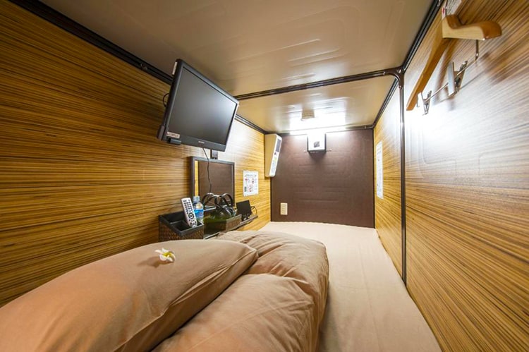 Capsule Hotel Anshin Oyado Premier Tokyo Shinjuku Station, best hotels with an onsen in Tokyo Japan, bedroom