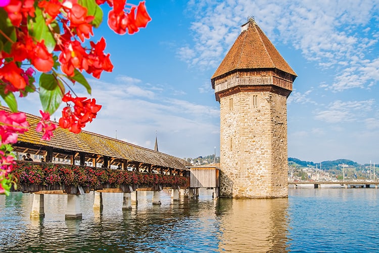 Old-bridge-Kapellbrucke-in-Lucerne-Switzerland