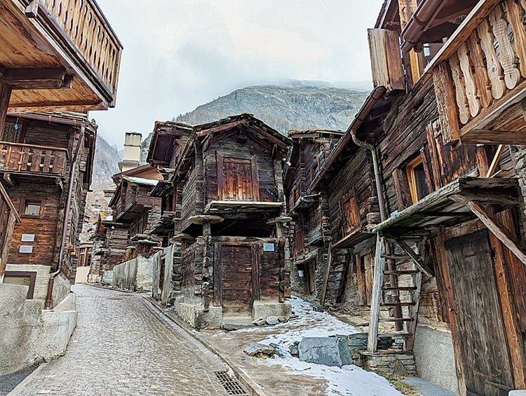 Alte Dorfhäuser in Zermatt by Linda Bluemel