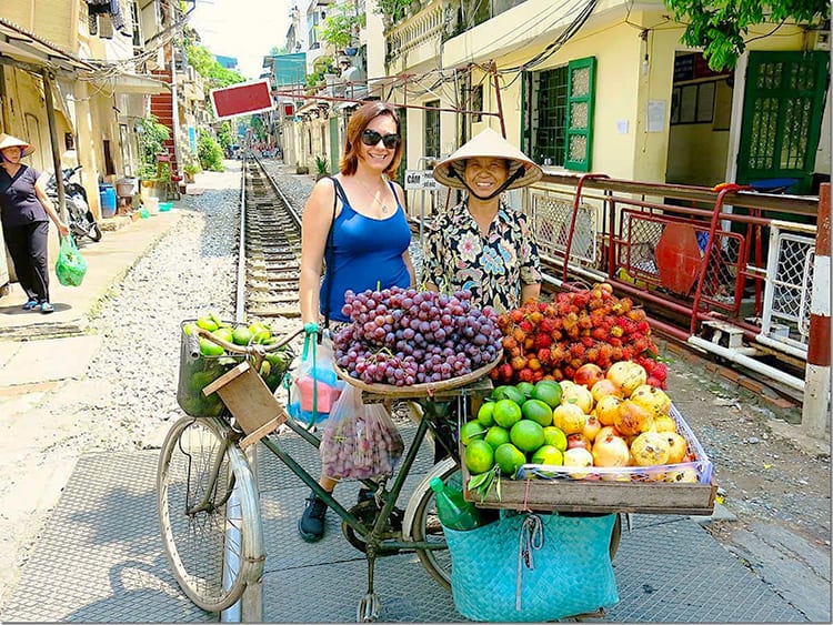 Best Walking Tours in Hanoi, Hanoi street cart with food