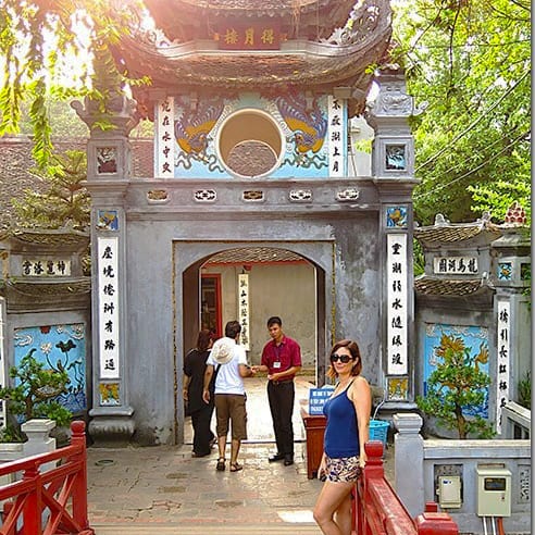 Best Walking Tours in Hanoi, Pagoda on the lake in Hanoi, before the bridge, sq