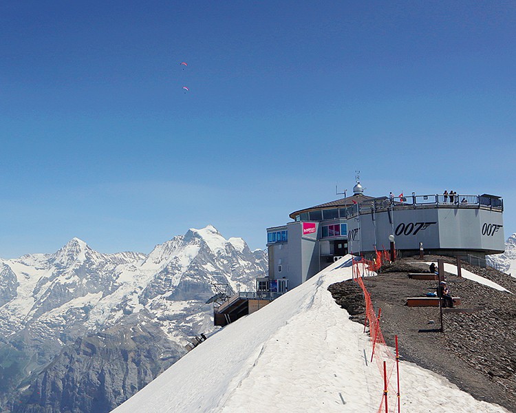 schilthorn 007 building by two outliers